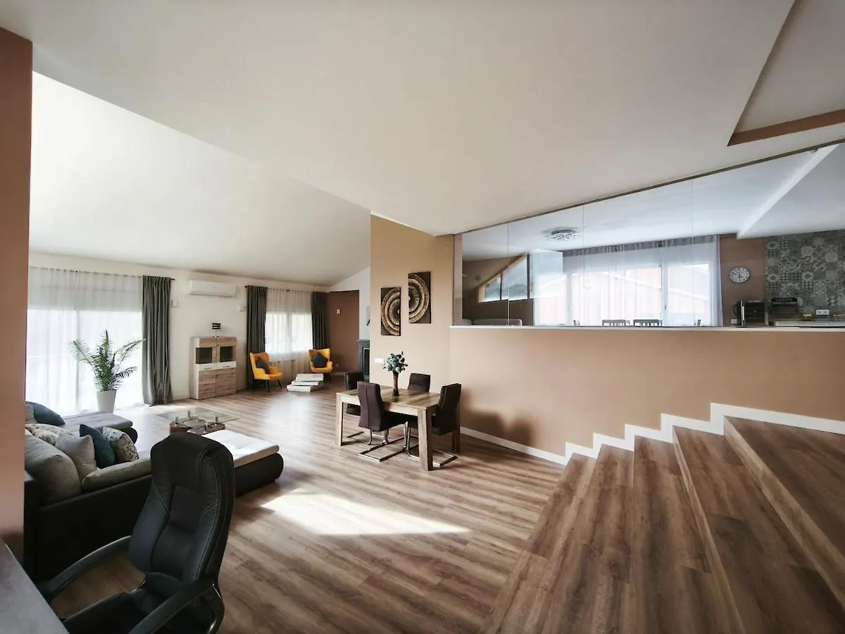 Luxury Villa In Vallromanes - Mountain Views, Pool, Close To Barcelona And The Beach
